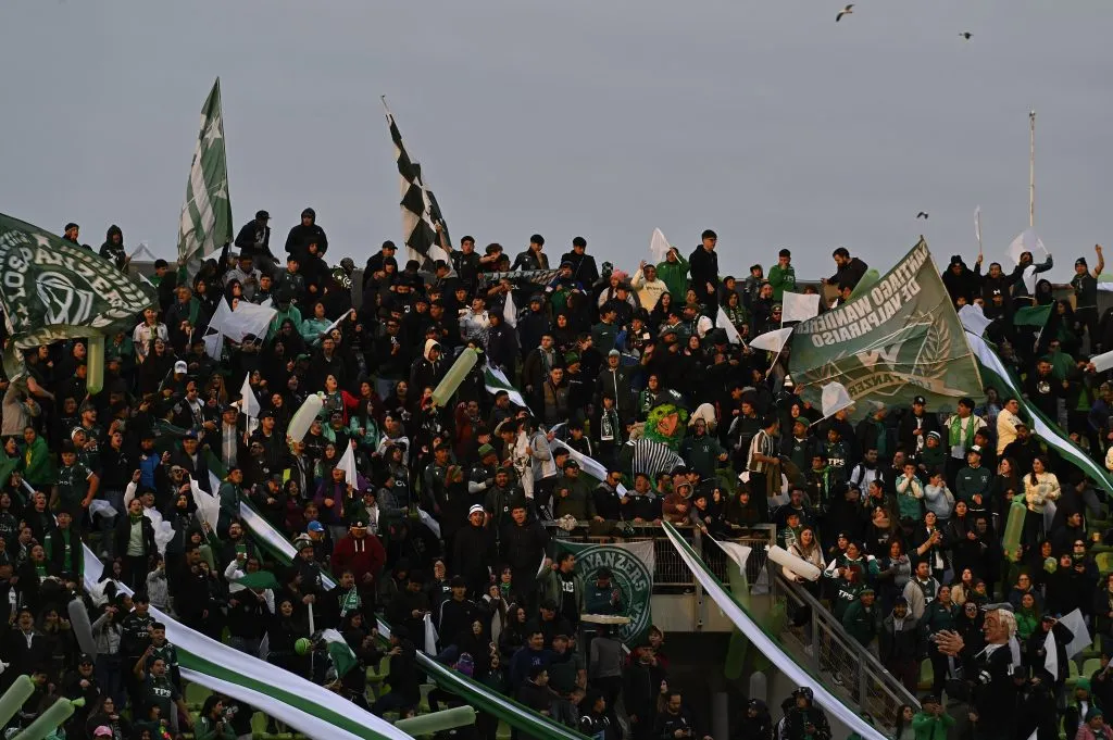 Hinchas de Santiago Wanderers alentando a su equipo durante el partido del campeonato de Ascenso | FOTO: Jose Veas/Aton Chile