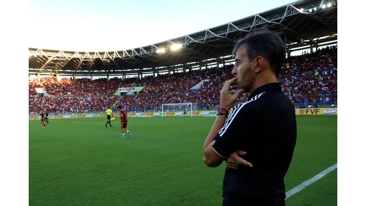 El DT de Venezuela, Fernando Batista, recibe malas noticias desde Brasil. (Foto: Getty)