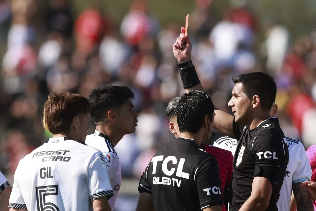Mathias Riquelme le muestra tarjeta roja al jugador Erick Wiemberg de Colo Colo | FOTO: Felipe Zanca/Photosport