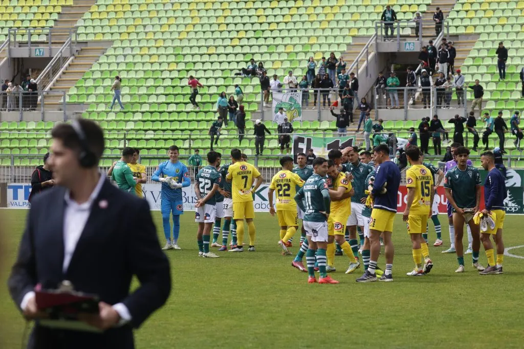 Los jugadores de Santiago Wanderers y Universidad de Concepcion tras la suspensión del partido en el estadio Elias Figueroa | FOTO: Photosport