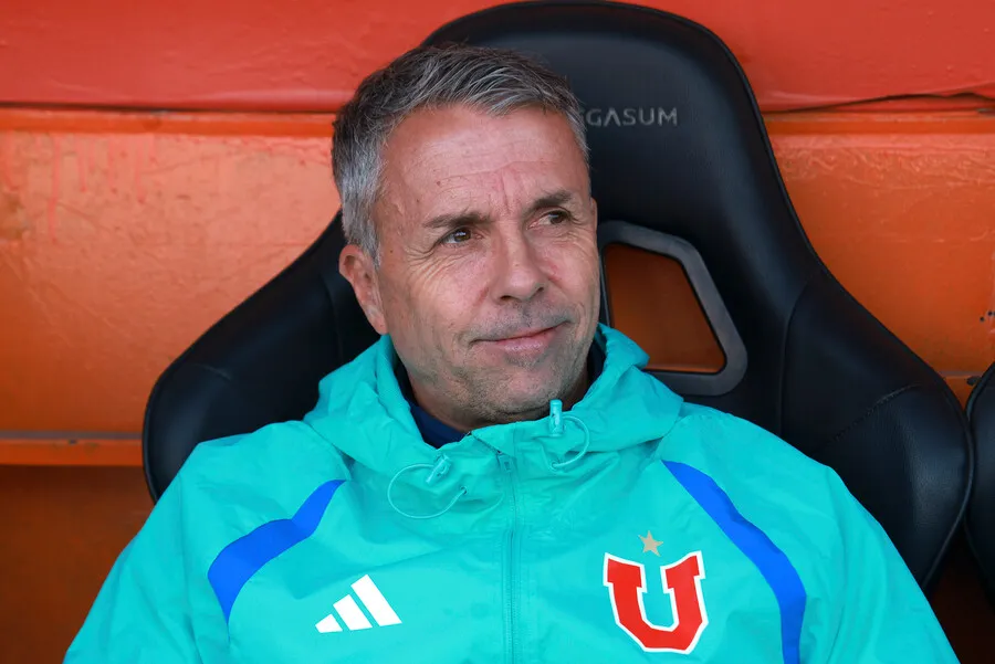 Gonzalo Jara apuntó a los cambios de Gustavo Álvarez. | Foto: Photosport