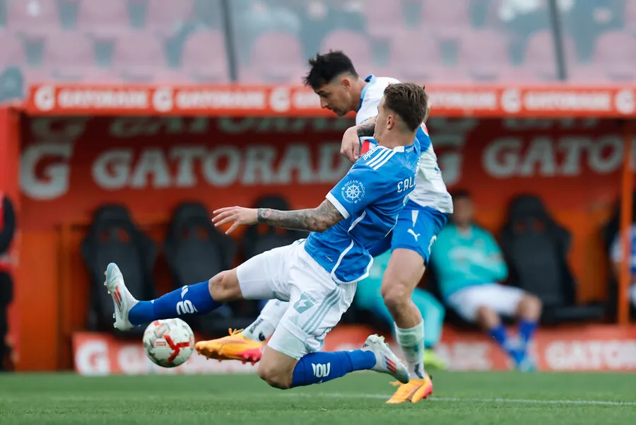 Calderón interceptando un remate de Zampedri | Foto: Photosport