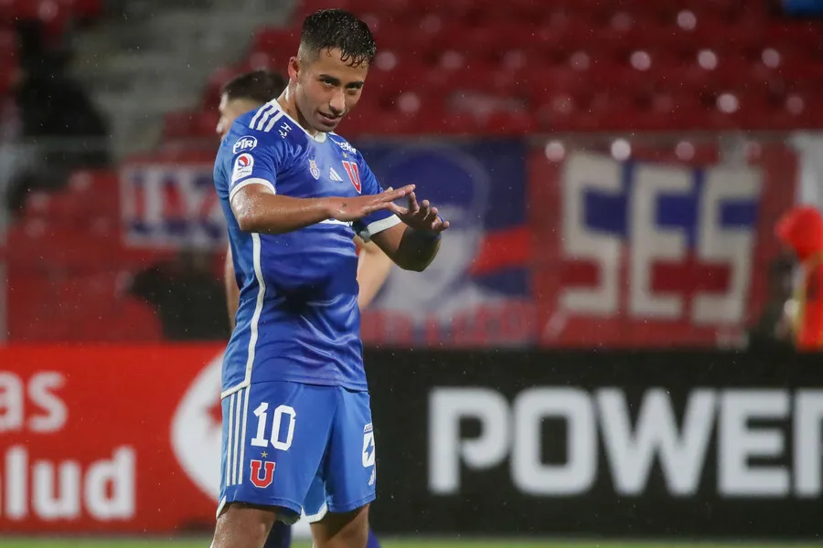 Marcos González se la jugó por Lucas Assadi. | Foto: Photosport