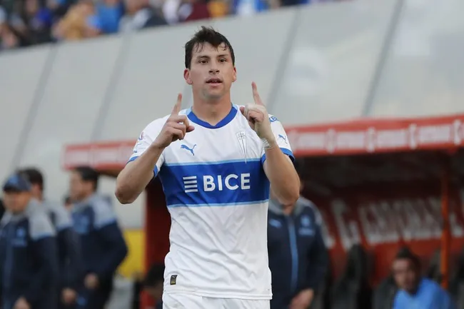 Gonzalo Tapia tiene posibilidades de dejar Universidad Católica. Por eso, Tiago Nunes lo aconsejó.