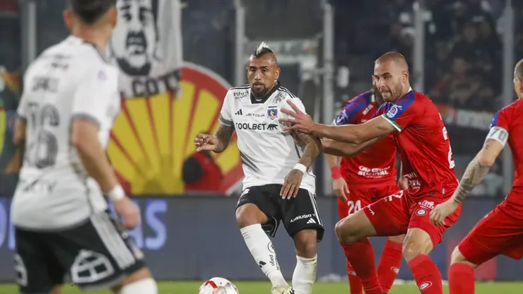 Futbol, Colo Colo vs Union La Calera. Fecha 10, Campeonato Nacional 2024. El jugador de Colo Colo Arturo Vidal es fotografiado contra Union La Calera durante el partido de primera division disputado en el estadio Monumental en Santiago, Chile. 28/04/2024 Jonnathan Oyarzun/Photosport Football, Colo Colo vs Union La Calera. 10nd turn, 2024 National Championship. Colo Colo's player Arturo Vidal is pictured against Union La Calera during the first division match held at the Monumental stadium in Santiago, Chile. 28/04/2024 Jonnathan Oyarzun/Photosport