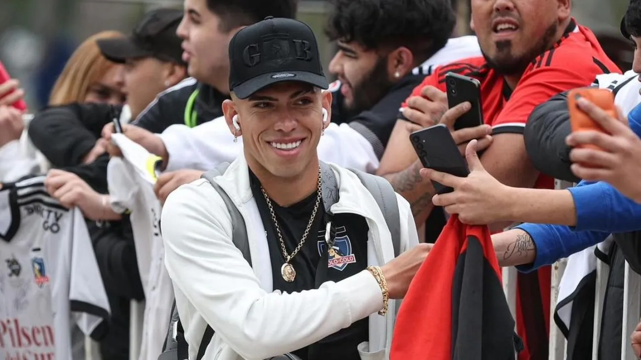 Carlos Palacios debió abandonar la concentración de Colo Colo en Viña del Mar. (Foto: @colocolooficial)