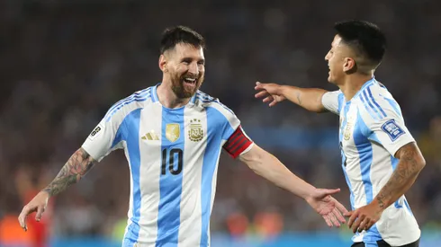 Lionel Messi le marca un triplete a Bolivia. (Foto: Photosport)