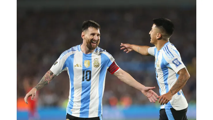 Lionel Messi le marca un triplete a Bolivia. (Foto: Photosport)