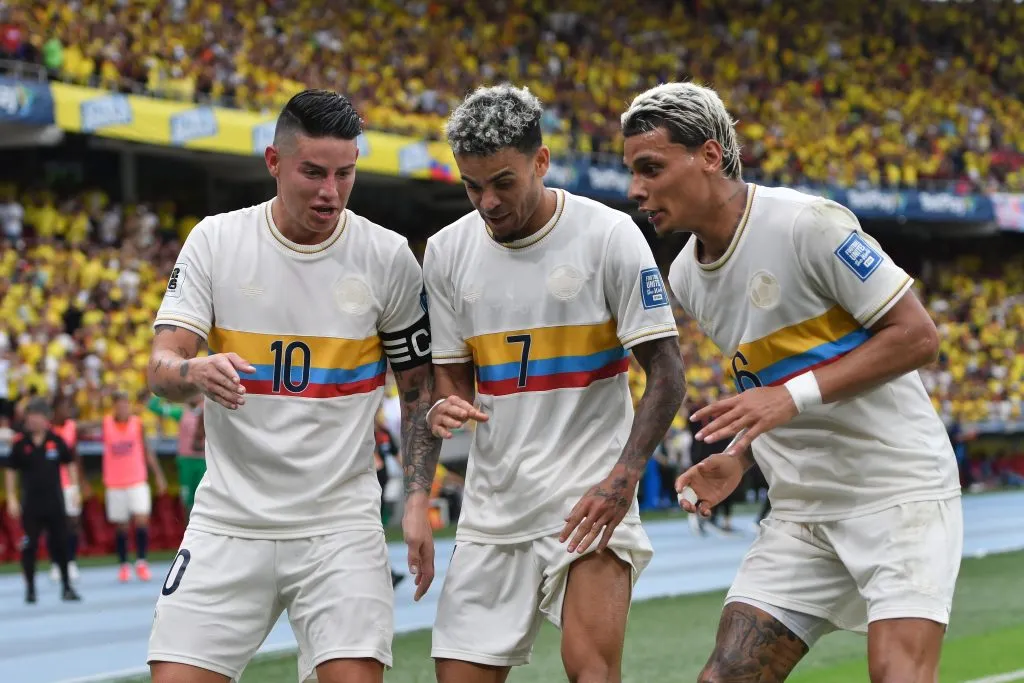 Rodríguez celebrando junto a sus compañeros uno de los tantos de Colombia ante Chile | FOTO: Gabriel Aponte/Getty Images