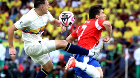 Futbol, Colombia vs Chile. Primera rueda, clasificatorias al Mundial 2026. El jugador de la seleccion colombiana Santiago Arias, izquierda, disputa el balon contra Gonzalo Tapia de Chile durante el partido de la primera rueda de las eliminatorias al mundial de 2026 disputado en el estadio Metropolitano Roberto Melendez de Barranquilla, Colombia. 15/10/2024 Vizzor image/Photosport Football, Colombia vs Chile. World Cup 2026 qualifiers. Colombia's player Santiago Arias, left, vies for the ball against Gonzalo Tapia of Chile during a 2026 World Cup qualifier match at the Metropolitano Roberto Melendez stadium in Barranquilla, Colombia. 15/10/2024 Vizzor image/Photosport