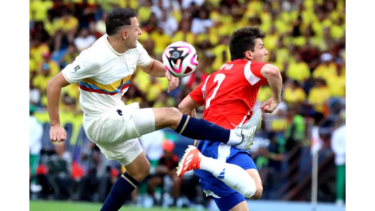 Futbol, Colombia vs Chile. Primera rueda, clasificatorias al Mundial 2026. El jugador de la seleccion colombiana Santiago Arias, izquierda, disputa el balon contra Gonzalo Tapia de Chile durante el partido de la primera rueda de las eliminatorias al mundial de 2026 disputado en el estadio Metropolitano Roberto Melendez de Barranquilla, Colombia. 15/10/2024 Vizzor image/Photosport Football, Colombia vs Chile. World Cup 2026 qualifiers. Colombia's player Santiago Arias, left, vies for the ball against Gonzalo Tapia of Chile during a 2026 World Cup qualifier match at the Metropolitano Roberto Melendez stadium in Barranquilla, Colombia. 15/10/2024 Vizzor image/Photosport