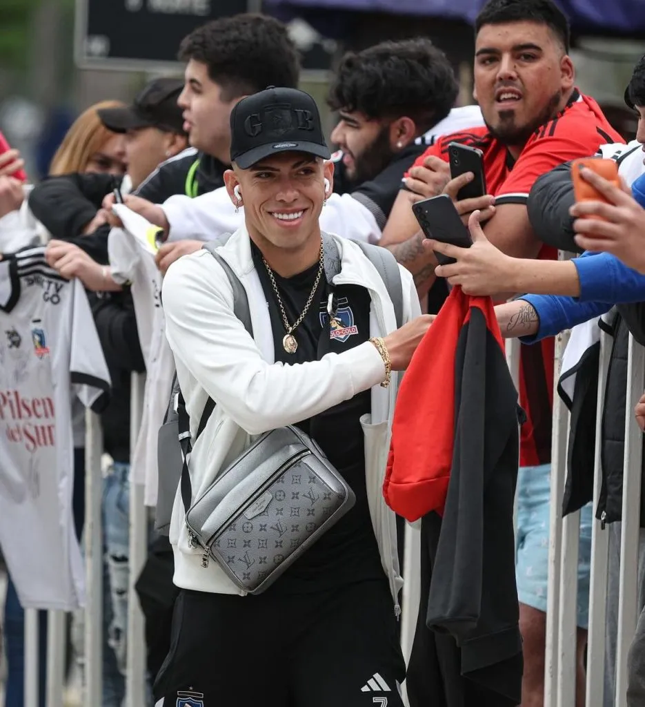 Carlos Palacios en su llegada al hotel de concentración de Colo Colo en Viña del Mar. (Foto: @colocolooficial)
