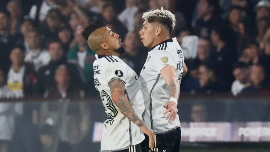 Arturo Vidal saca las garras para defender a Carlos Palacios (Foto: Photosport)