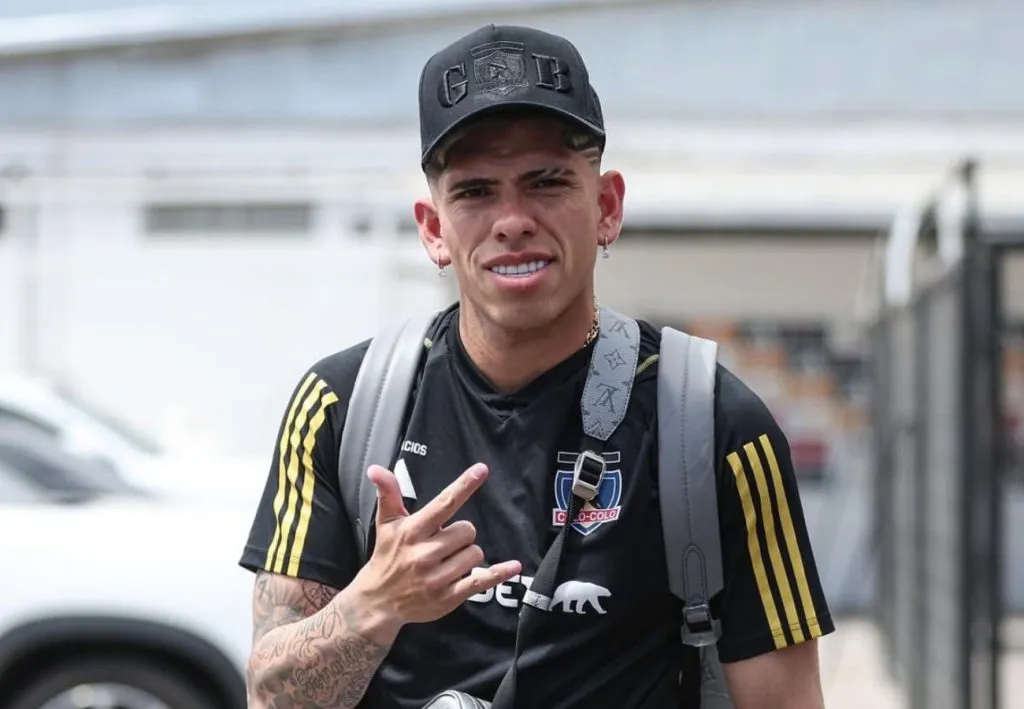 Carlos Palacios rumbo a la concentración de Colo Colo en Viña del Mar. (Foto: colocolooficial)