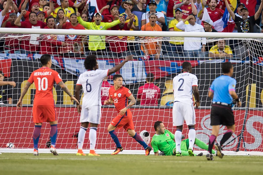 Aránguiz sale celebrando su gol ante Colombia (Photosport)