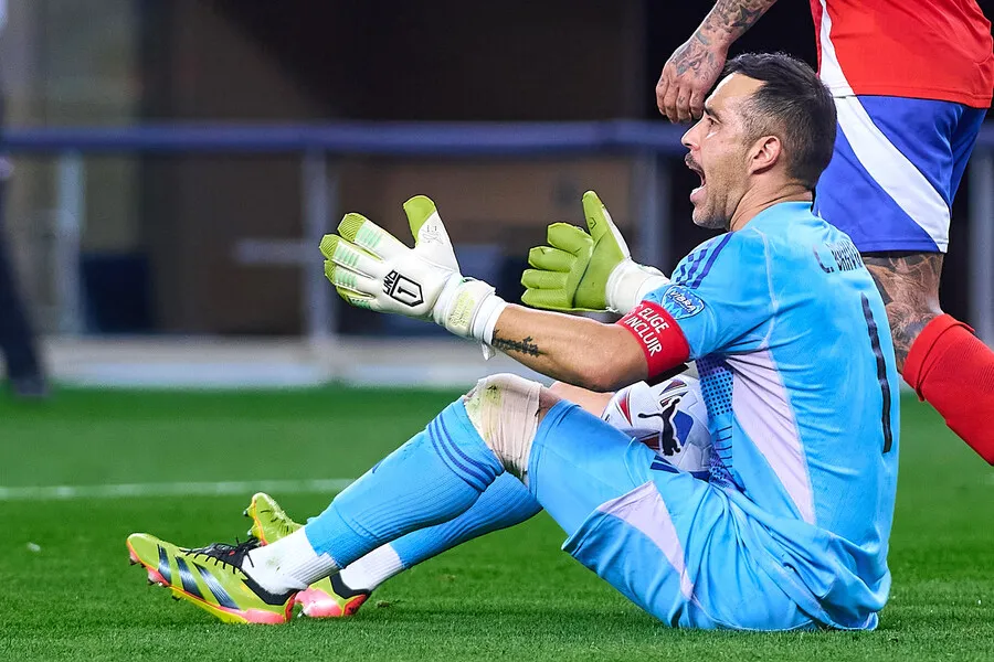 Bravo recibió la crítica de hinchas albos en Redes Sociales. | Foto: Photosport