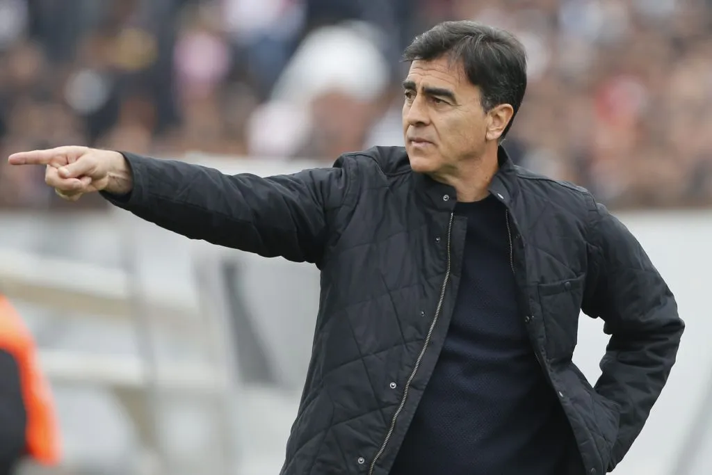 Gustavo Quinteros finalizó contrato con Colo Colo en 2023 y ahora dirige a Vélez Sarsfield de Argentina. (Foto: Photosport)