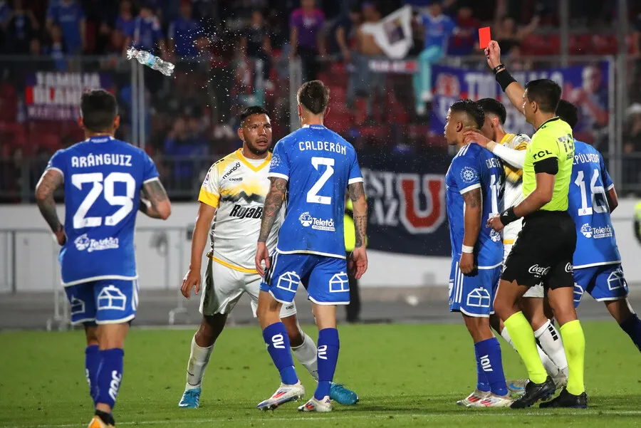 Calderón vio la roja tras la polémica con Chávez | Foto: Photosport