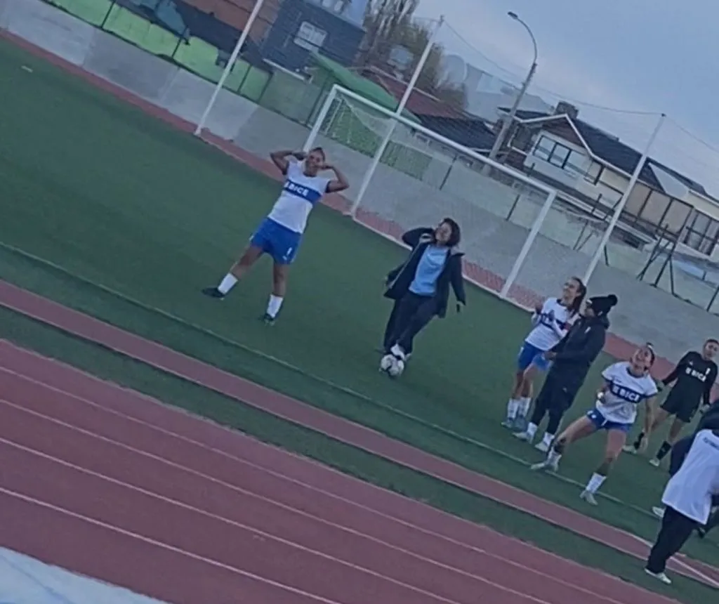 Y las cruzadas molestando a las azules (Fotos X, Maxi Cárdenas)