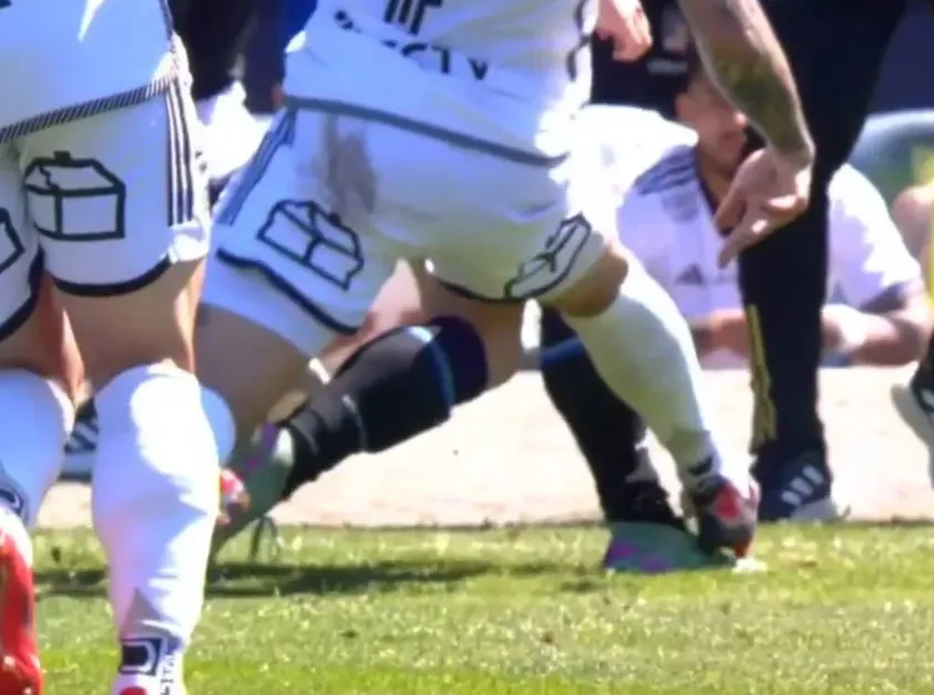 El planchazo que alega Héctor Tito Awad | FOTO: Captura TNT Sports