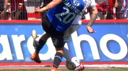 Jimmy Martínez recibió un duro golpe de Alan Saldivia que fue desestimado por el VAR