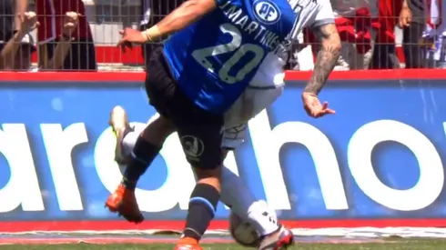 Jimmy Martínez recibió un duro golpe de Alan Saldivia que fue desestimado por el VAR