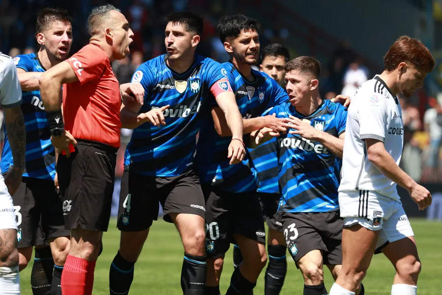 El arbitraje de Jona generó muchas dudas | Foto: Photosport