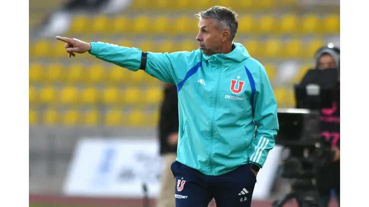 Gustavo Álvarez modificó la pizarra en Universidad de Chile.