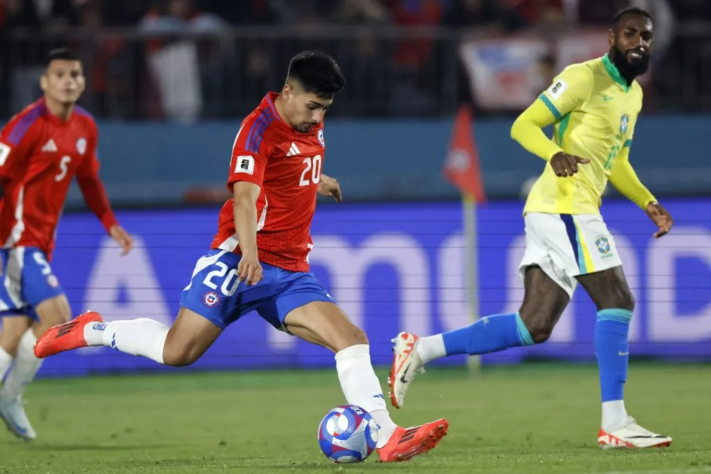 Williams Alarcón es baja en la Roja para el partido ante Colombia. (Foto: Photosport)