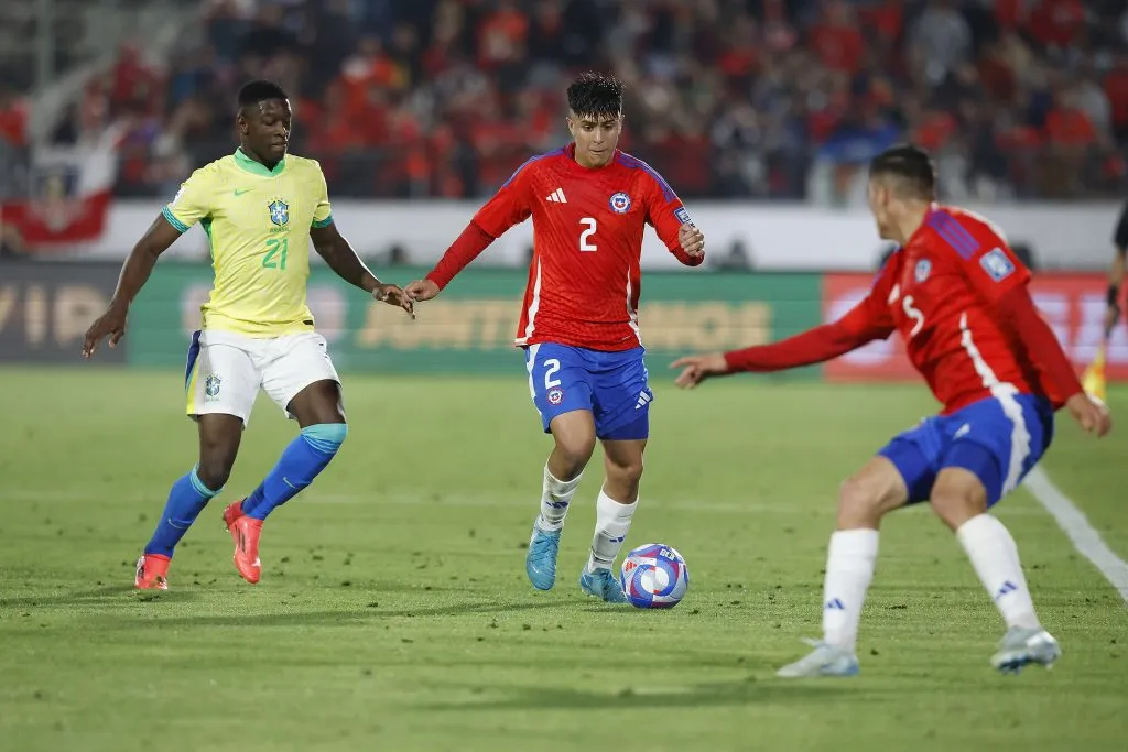 Marcelo Morales sumó sus primeros minutos por La Roja. El lateral enorgullece a Universidad de Chile.
