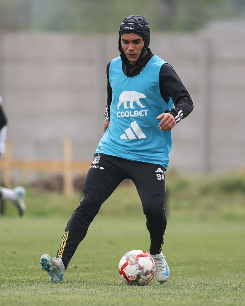 Vicente Pizarro volvió a entrenar con balón en Colo Colo. (Foto: @ColoColo)