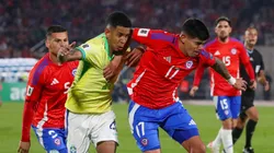 Futbol, Chile vs Brasil. Primera rueda, clasificatorias al Mundial 2026. El jugador de la seleccion chilena Esteban Pavez, derecha, disputa el balon con Savinho de Brasil durante el partido de la primera rueda de las eliminatorias al mundial de 2026 disputado en el estadio Nacional de Santiago, Chile. 10/10/2024 Jonnathan Oyarzun/Photosport Football, Chile vs Brazil. World Cup 2026 qualifiers. Chile's player Esteban Pavez, right, vies for the ball against Savinho of Brazil during a 2026 World Cup qualifier match at the National stadium in Santiago, Chile. 10/10/2024 Jonnathan Oyarzun/Photosport