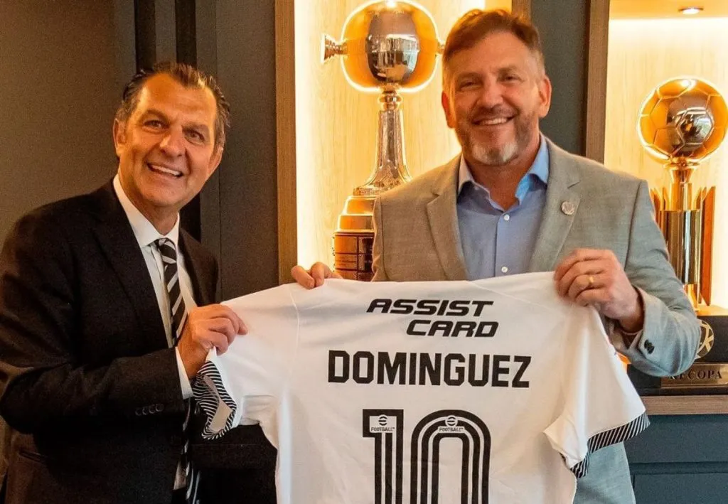 Aníbal Mosa junto a Alejandro Domínguez en la Conmebol. (Foto: @ColoColo)