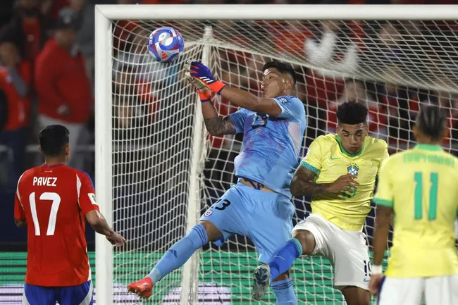 Brayan Cortés volvió a ser el arquero titular en la Selección Chilena. (Foto: Andrés Pina/Photosport)