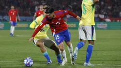 El árbitro Darío Herrera no cobró una falta penal sobre Diego Valdés en el Chile vs Brasil. (Foto: Andrés Pina/Photosport)