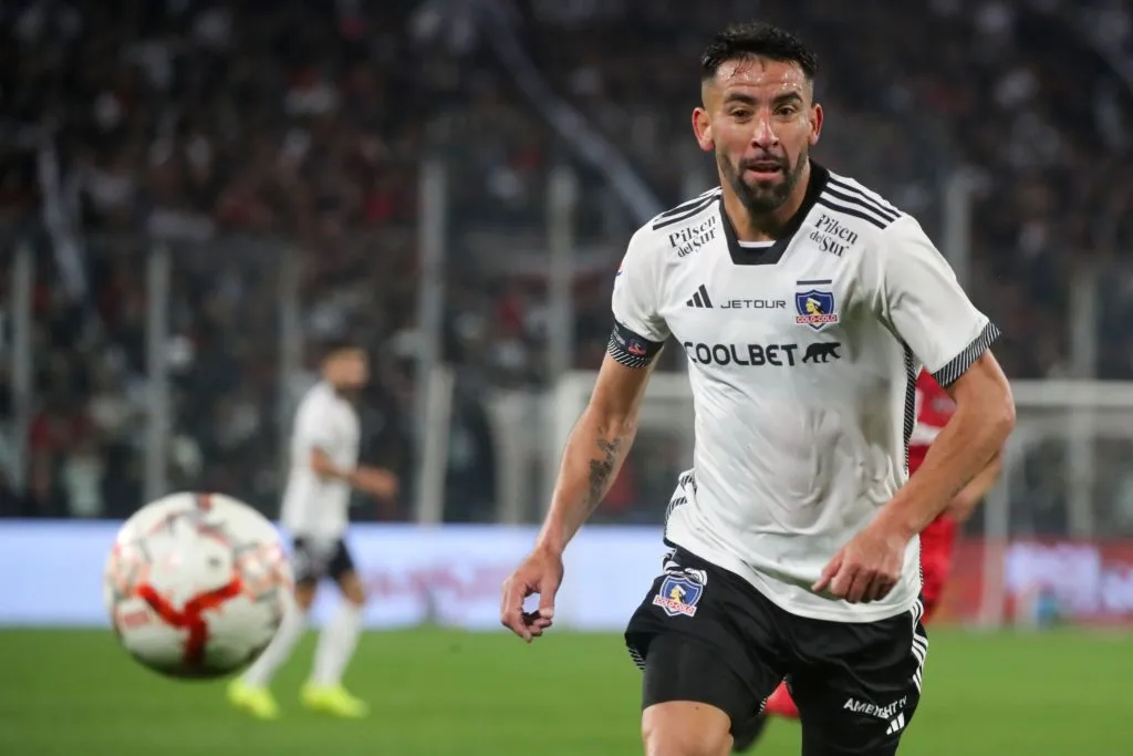 Mauricio Isla probó como volante en Colo Colo para enfrentar a Huachipato. (Foto: Jonnathan Oyarzún/Photosport)