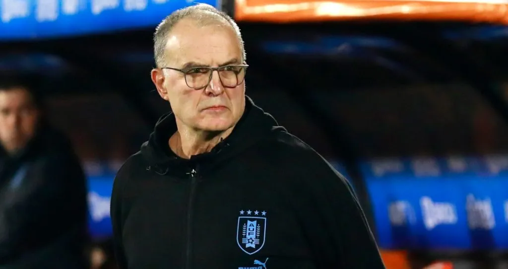 Marcelo Bielsa causa gran sorpresa en Uruguay por nominar a joven promesa de 17 años.