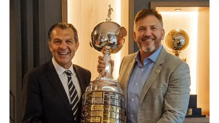 Aníbal Mosa estuvo de visita en la sede de la Conmebol, instancia donde conversó con el presidente, Alejandro Domínguez. (Foto: Alejandro Domínguez)
