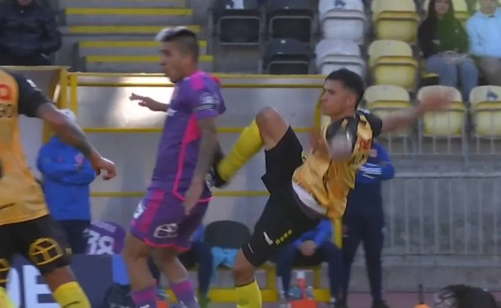 Esta falta contra Leandro Fernández solo fue amonestada con tarjeta amarilla. El juez fue Felipe González.