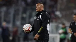 Jorge Almirón está pendiente a sus jugadores en capilla (Foto: Pepe Alvújar/Photosport)