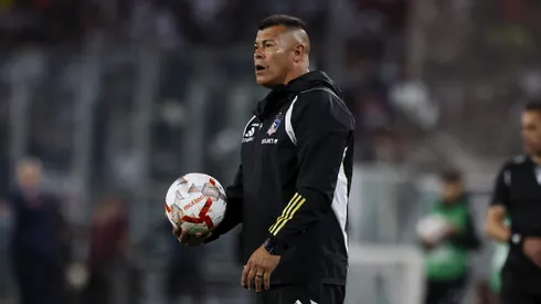 Jorge Almirón está pendiente a sus jugadores en capilla (Foto: Pepe Alvújar/Photosport)