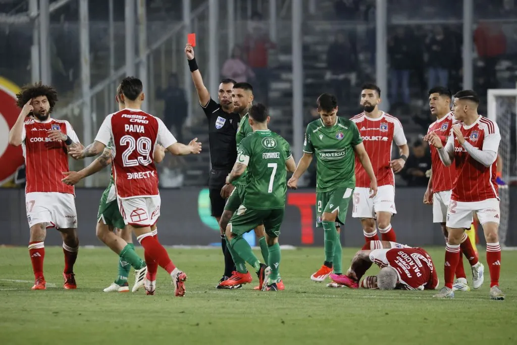 El árbitro Juan Lara impartió justicia en el triunfo de Colo Colo sobre Audax Italiano. (Foto: Dragomir Yankovic/Photosport)