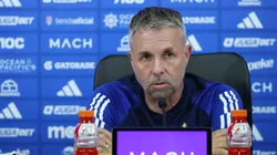 Gustavo Álvarez mira de reojo la situación de una de sus figuras.