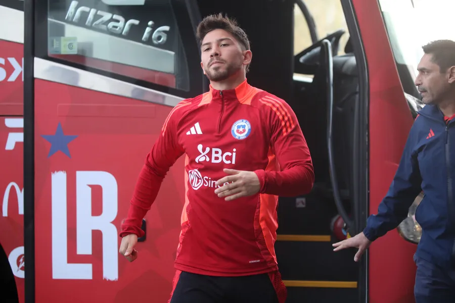 Loyola, podría jugar como lateral en la línea de 5 defensores (Photosport)