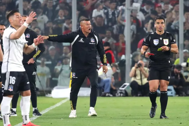 Jorge Almirón se descontroló tras la expulsión en el clásico. (Foto: Jonnathan Oyarzún/Photosport)