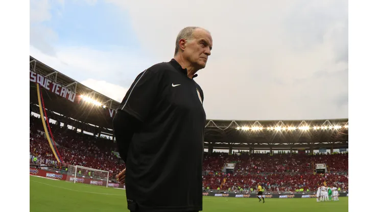 Marcelo Bielsa vive un grave conflicto en Uruguay.