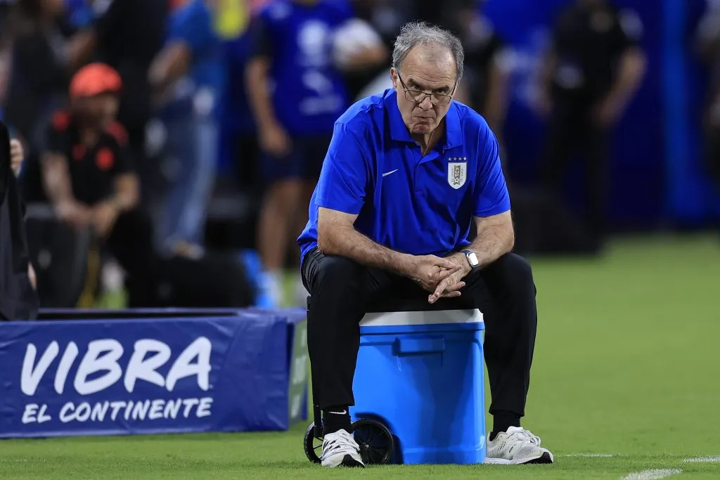Marcelo Bielsa se convirtió en objeto de críticas en Uruguay.
