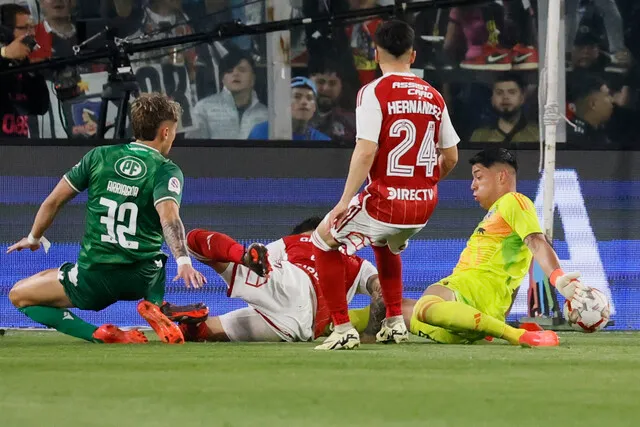 Cortés fue clave en el triunfo ‘Albo’ | Foto: Photosport