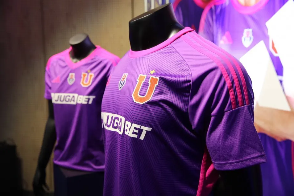 La U jugará con esta camiseta ante los piratas (Photosport)