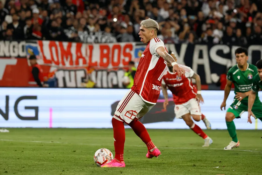 Carlos Palacios anotó de penal para Colo Colo. | Foto: Photosport